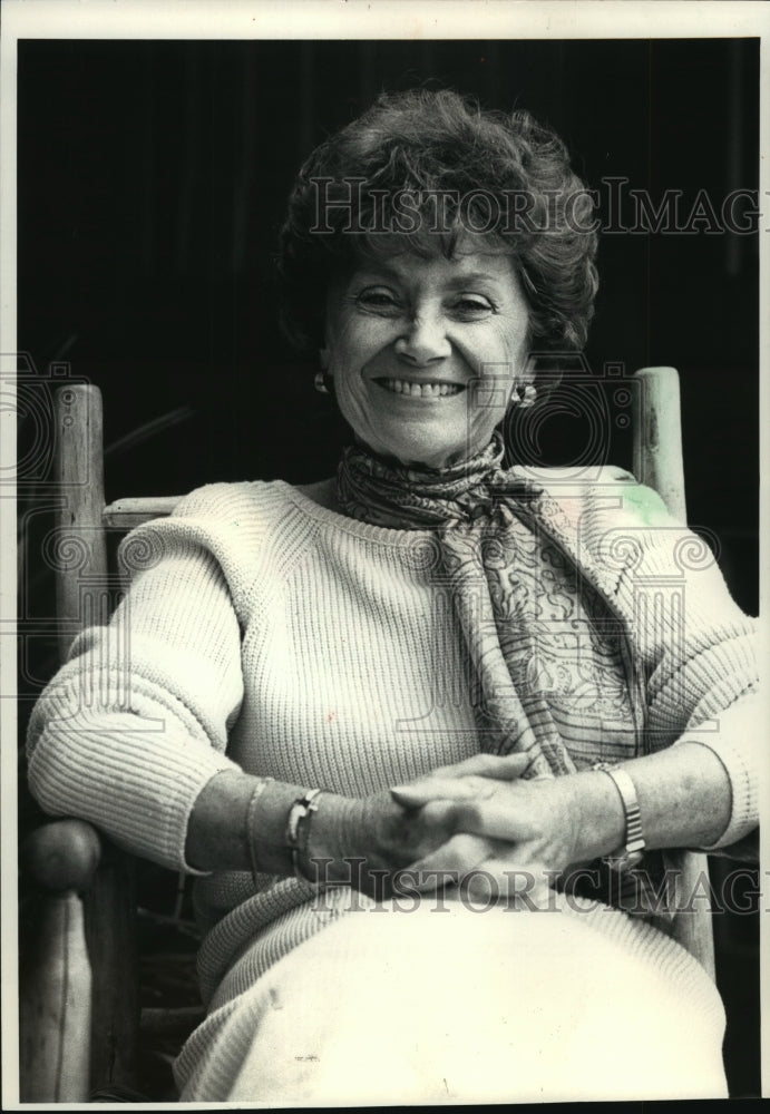 1986 Press Photo Estelle Getty in real life sitting in rocking chair ...
