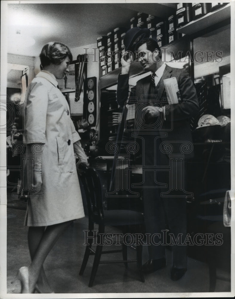 1964 Press Photo James Garner at Herbert Johnson&#39;s haberdashery in London - Historic Images