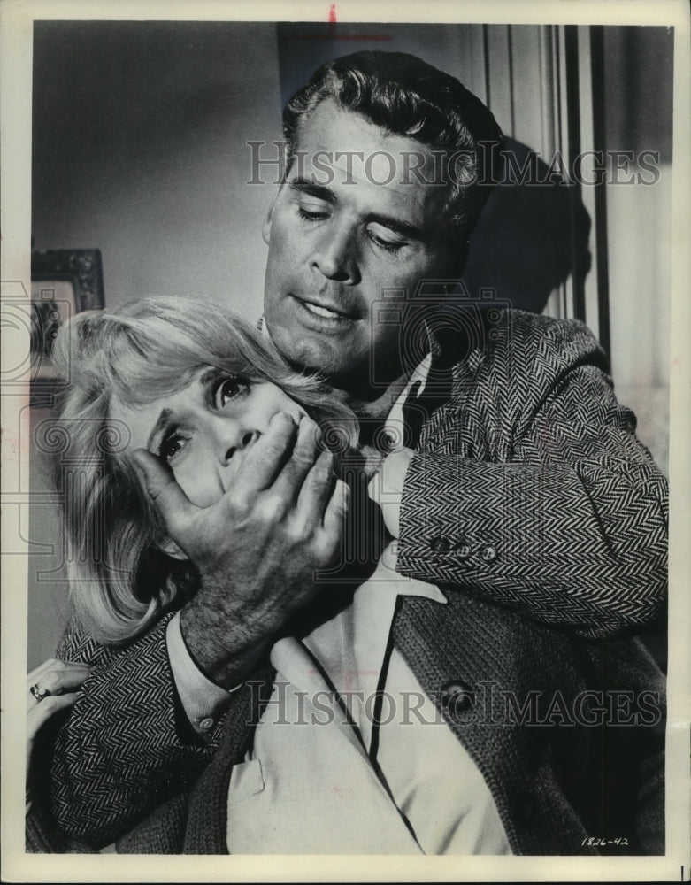 1965 Press Photo James Garner and Eva Marie Saint in scene from "36 Hours" - Historic Images