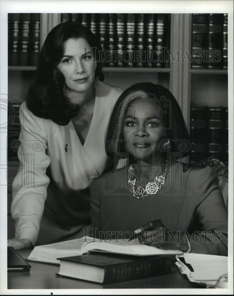 1994 Press Photo &quot;Sweet Justice&quot; stars Melissa Gilbert and Cicely Tyson - Historic Images