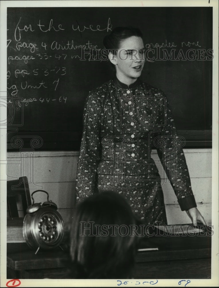 1980 Press Photo Melissa Gilbert, is a teacher, in &quot;Little House on the Prairie&quot; - Historic Images