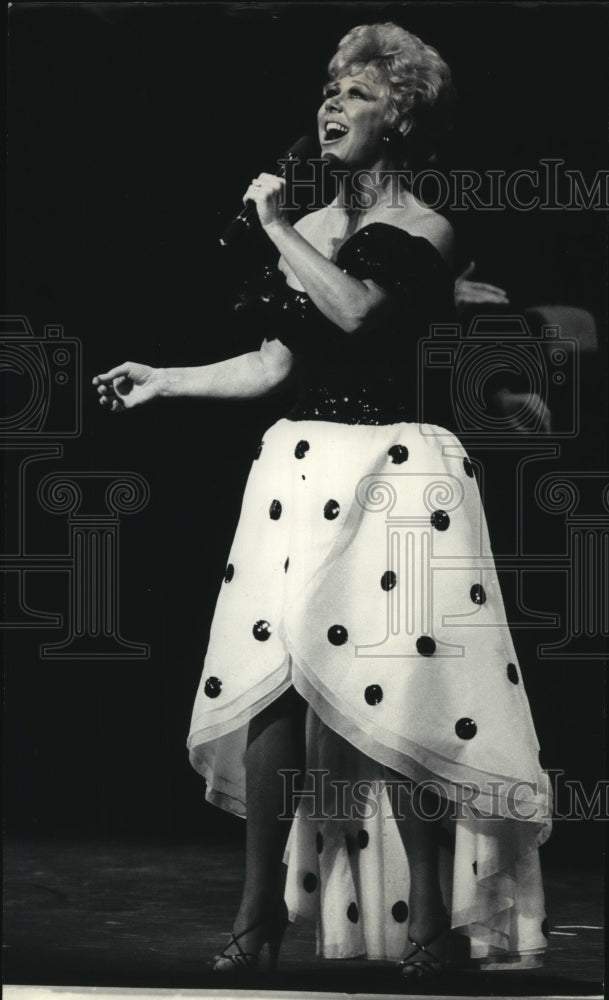 1985 Press Photo Mitzi Gaynor singing at the Riverside Theater, Wisconsin - Historic Images
