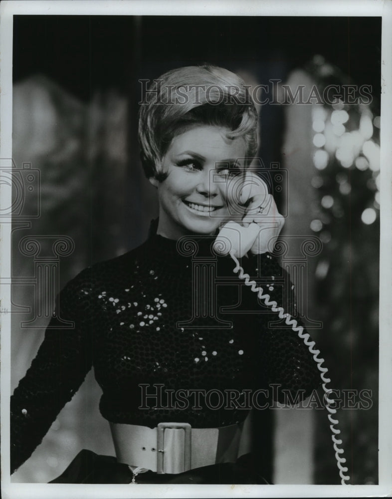 1968 Press Photo Mitzi Gaynor on phone in NBC-TV&#39;s &quot;Mitzi - mjp16716 - Historic Images