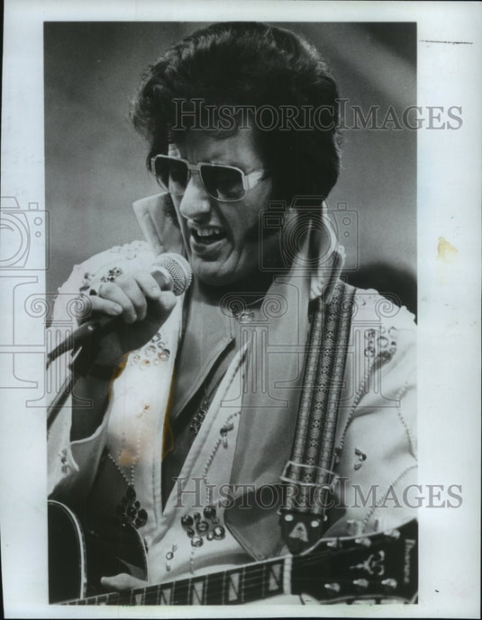 1986, Tom Green performs at the Pearl of the Orient - mjp16800 - Historic Images