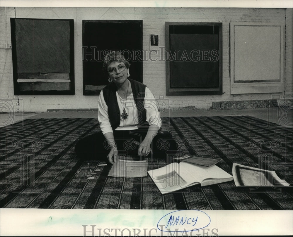 1986 Press Photo Nancy Greenbaum poses in her Milwaukee studio with her artwork.- Historic Images