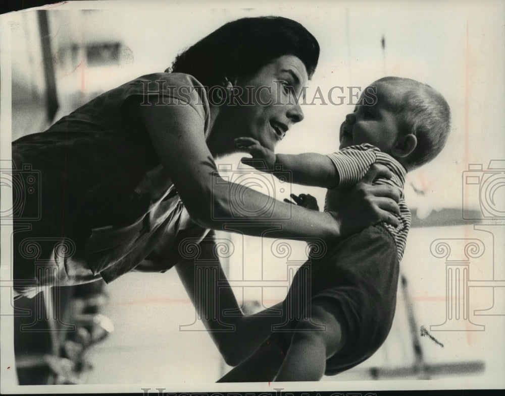 1965 Press Photo Pulitzer prize author Shirley Anne Grau, playing with her son - Historic Images