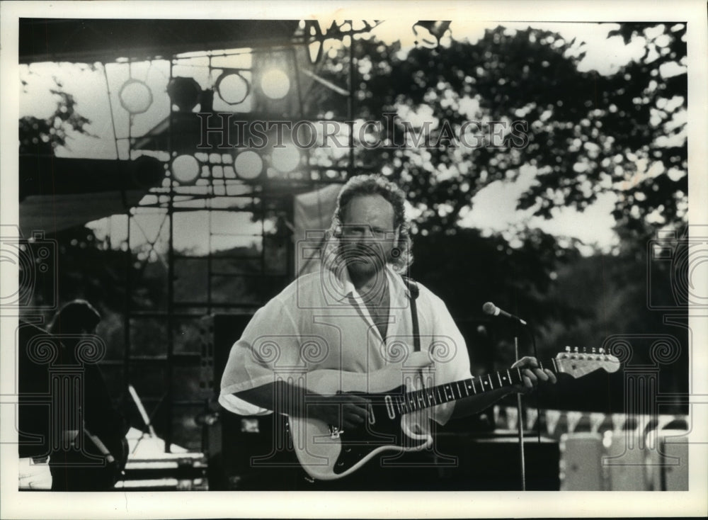 1992 Press Photo Guitarist Dusty Havey playing at Waukesha&#39;s Frame Park - Historic Images
