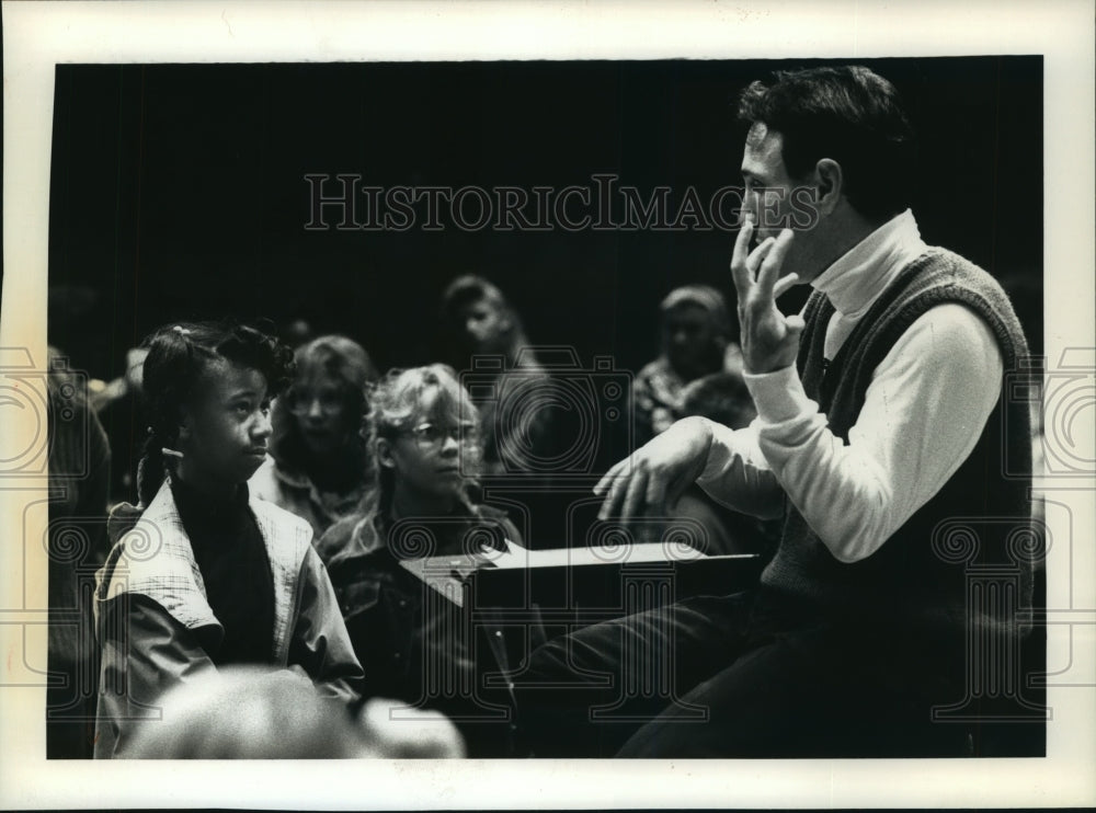 1990 Press Photo Neal Gittleman, Milwaukee Symphony Orchestra explains his job. - Historic Images