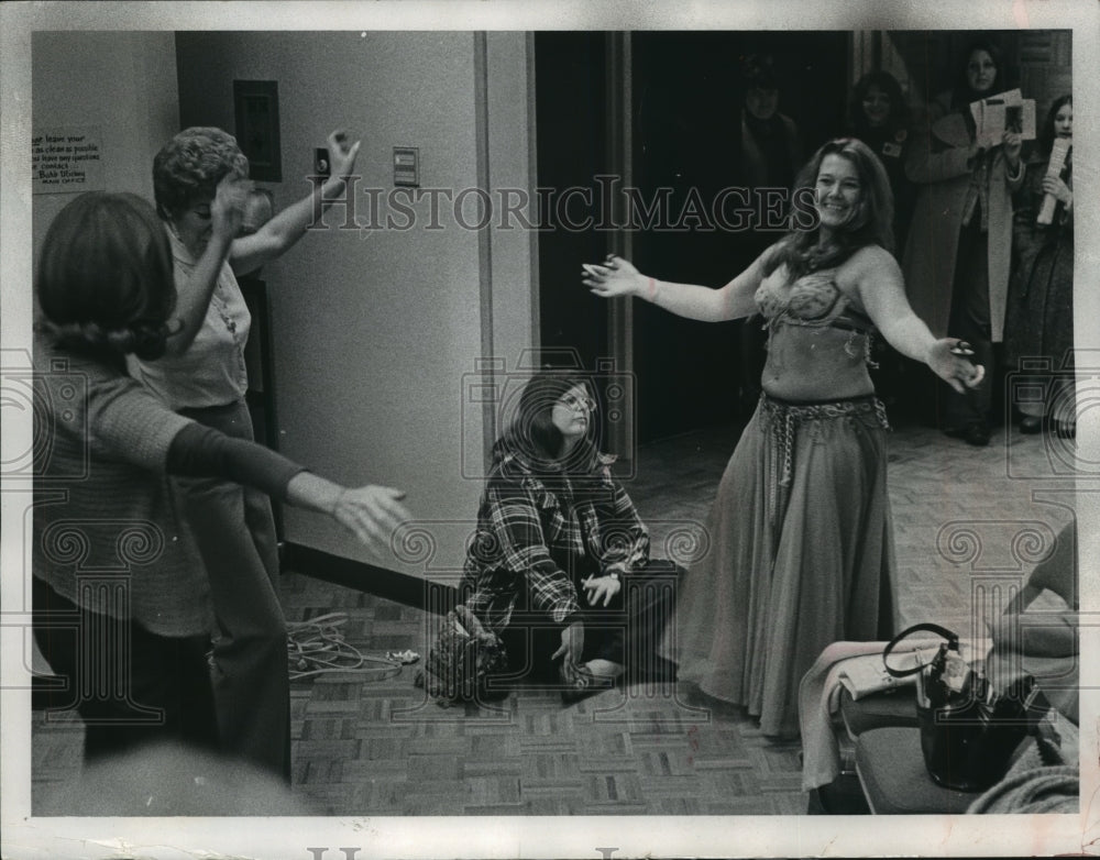 1974 Press Photo Poet Daniela Gioseffi demonstrating belly dance movements - Historic Images