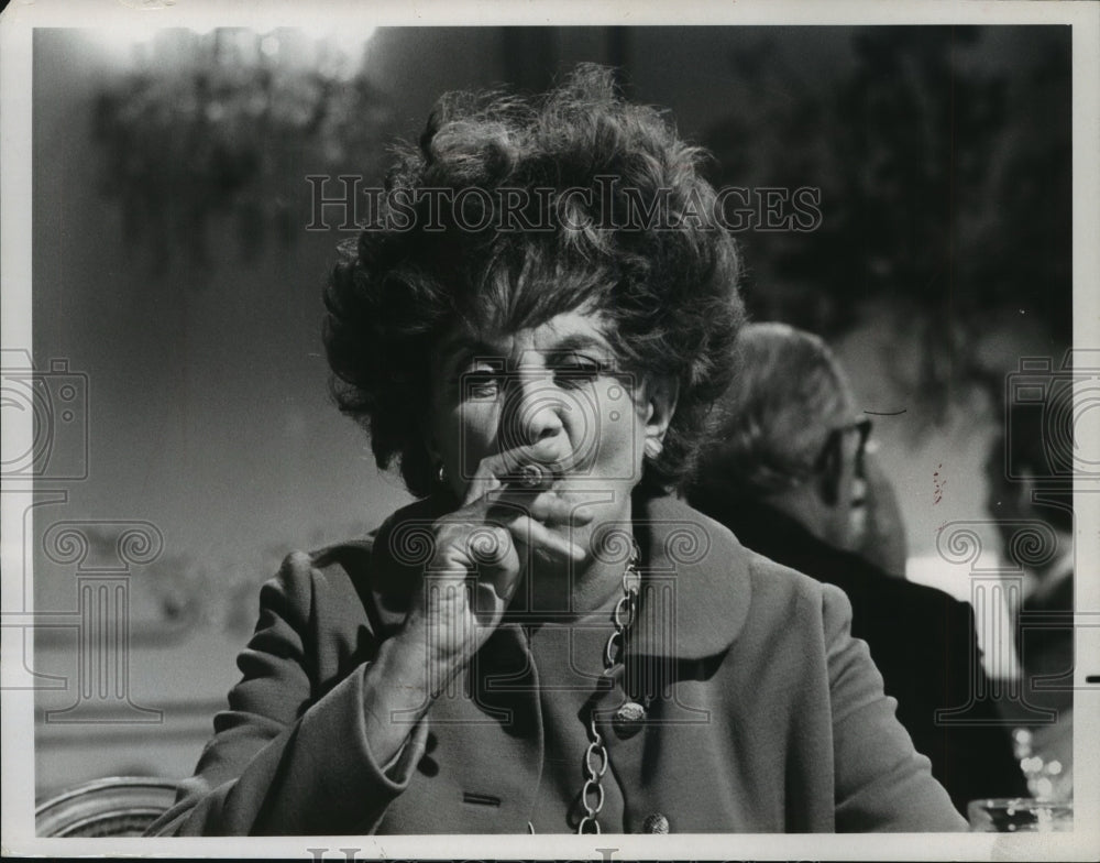 1970, Hermione Gingold, stogy-smoking storyteller on "Ironside" - Historic Images
