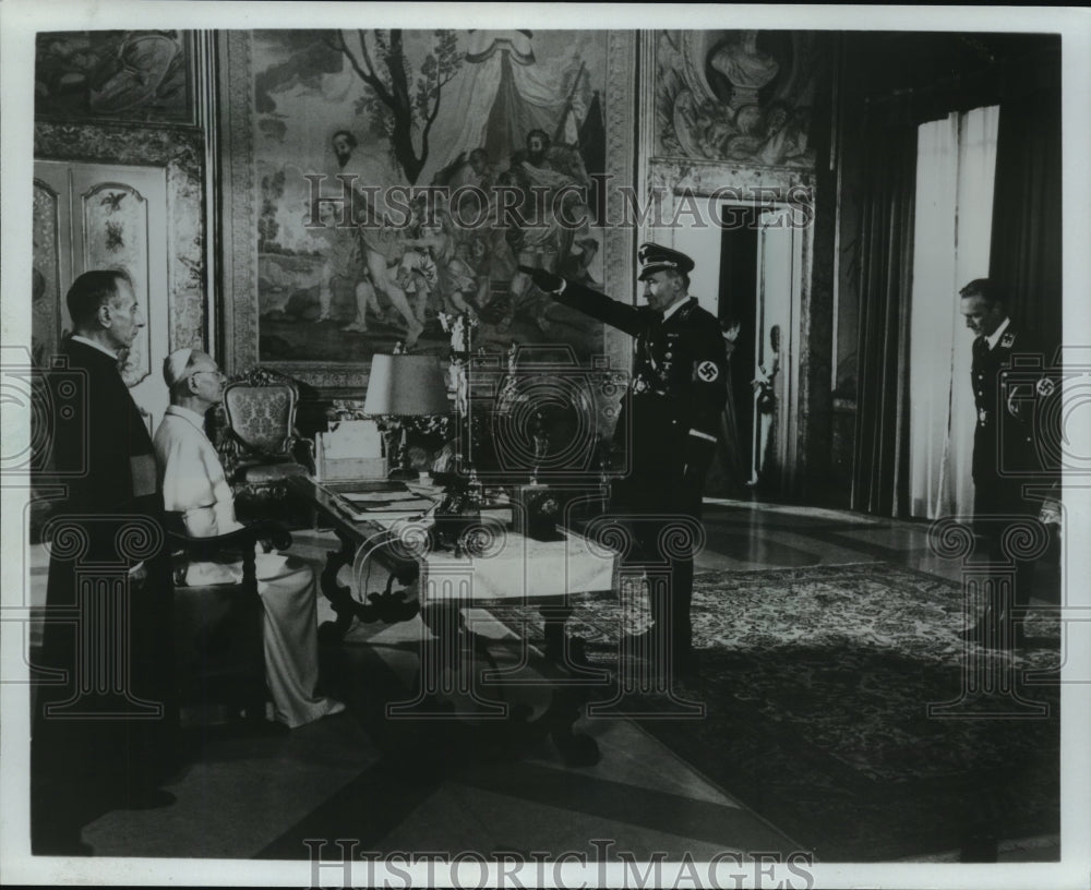 1983 Press Photo John Gielgud as Pope Pius XII in "The Scarlet and the Black" - Historic Images