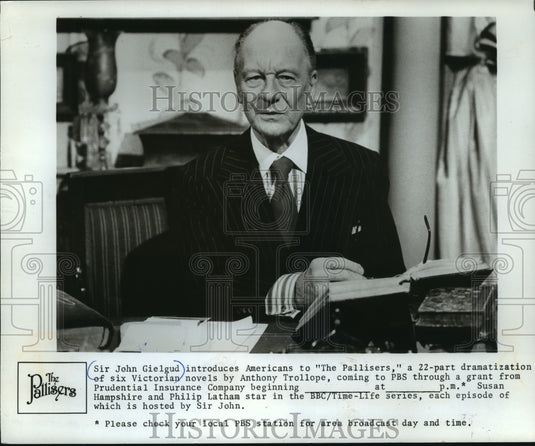 1977, Sir John Gielgud with his book---An Actor and His Time - Historic Images