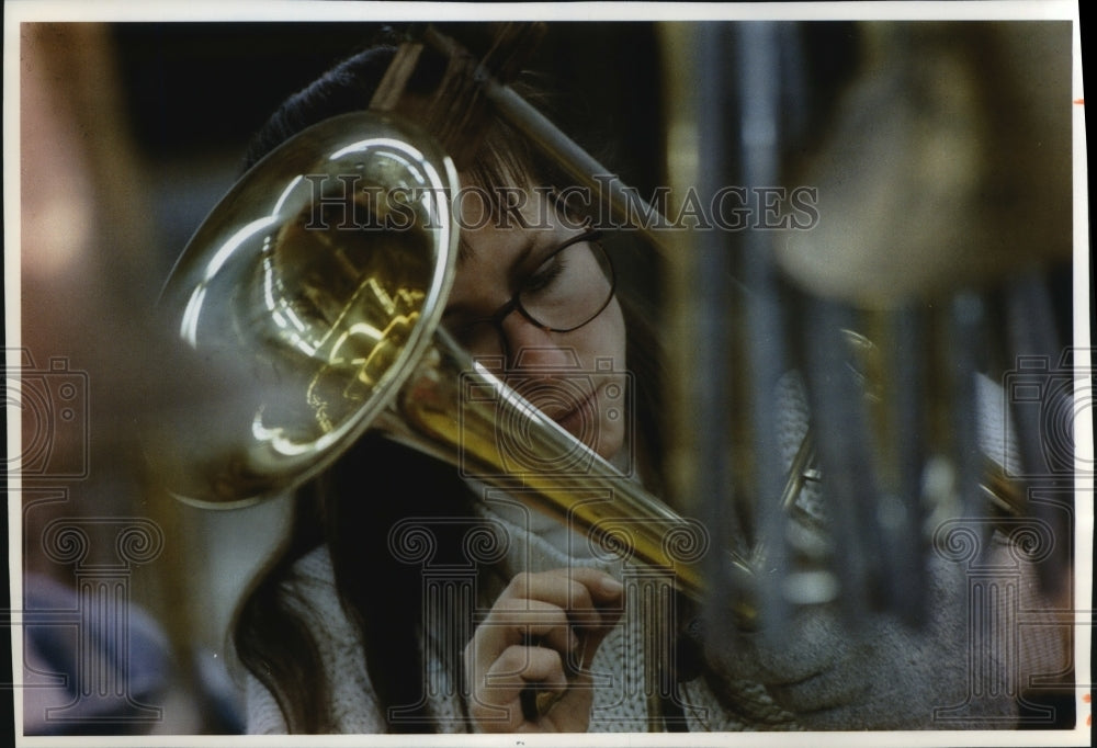 1994 Press Photo Beth Walker making trombone for Getzen Company of Elkhorn - Historic Images