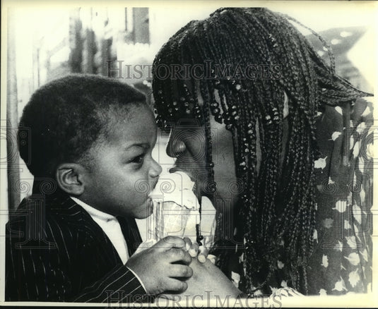 1980 Press Photo Sheila Ellis and son Howard Grato backstage in New York. - Historic Images