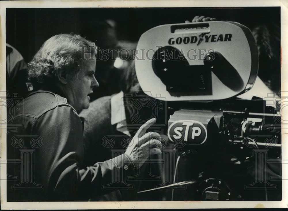 1977 Press Photo Director Daniel Petrie works behind camera for &quot;The Betsy&quot;-Historic Images
