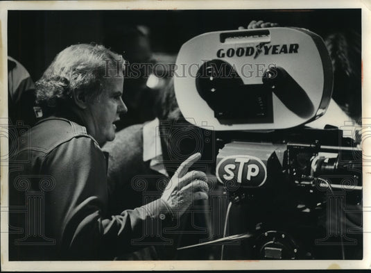 1977 Press Photo Director Daniel Petrie works behind camera for "The Betsy"-Historic Images