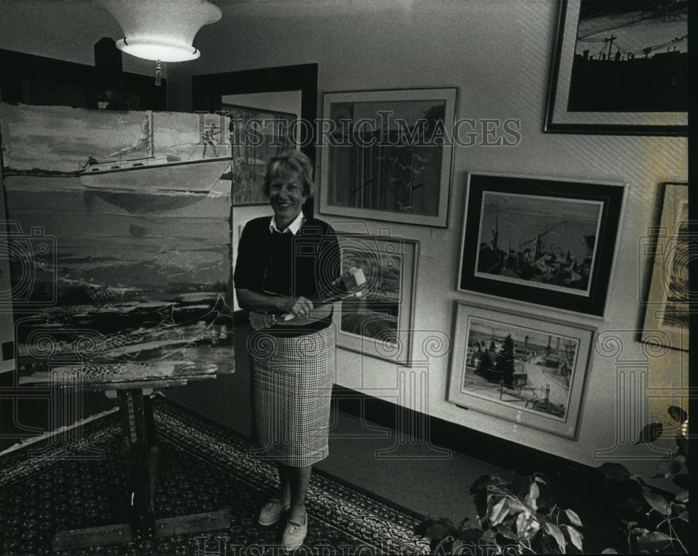 1991 Press Photo Shirley Schanen Gruen with her paintings in Port Washington. - Historic Images