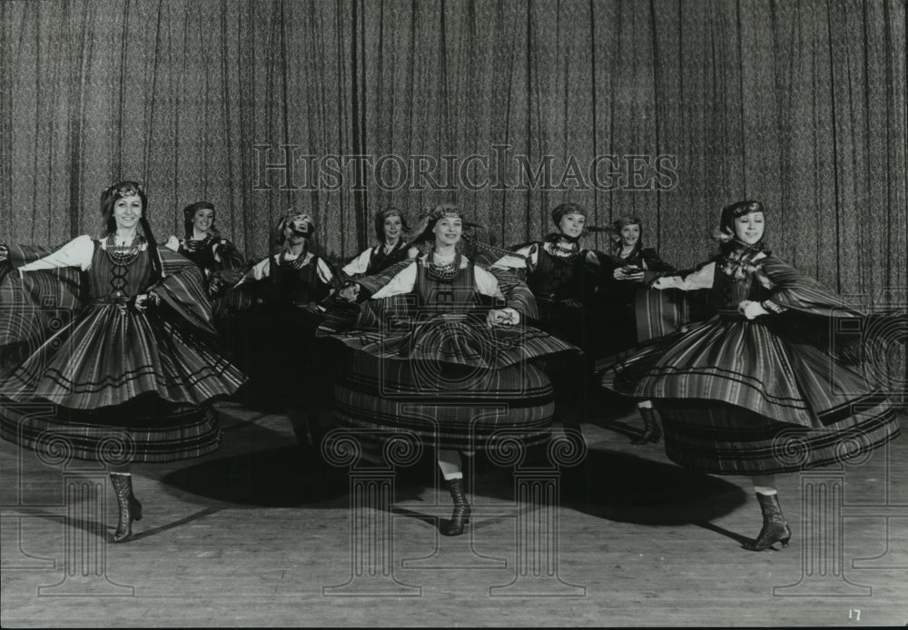 1982, Mazowsze dancers - mjp17326 - Historic Images