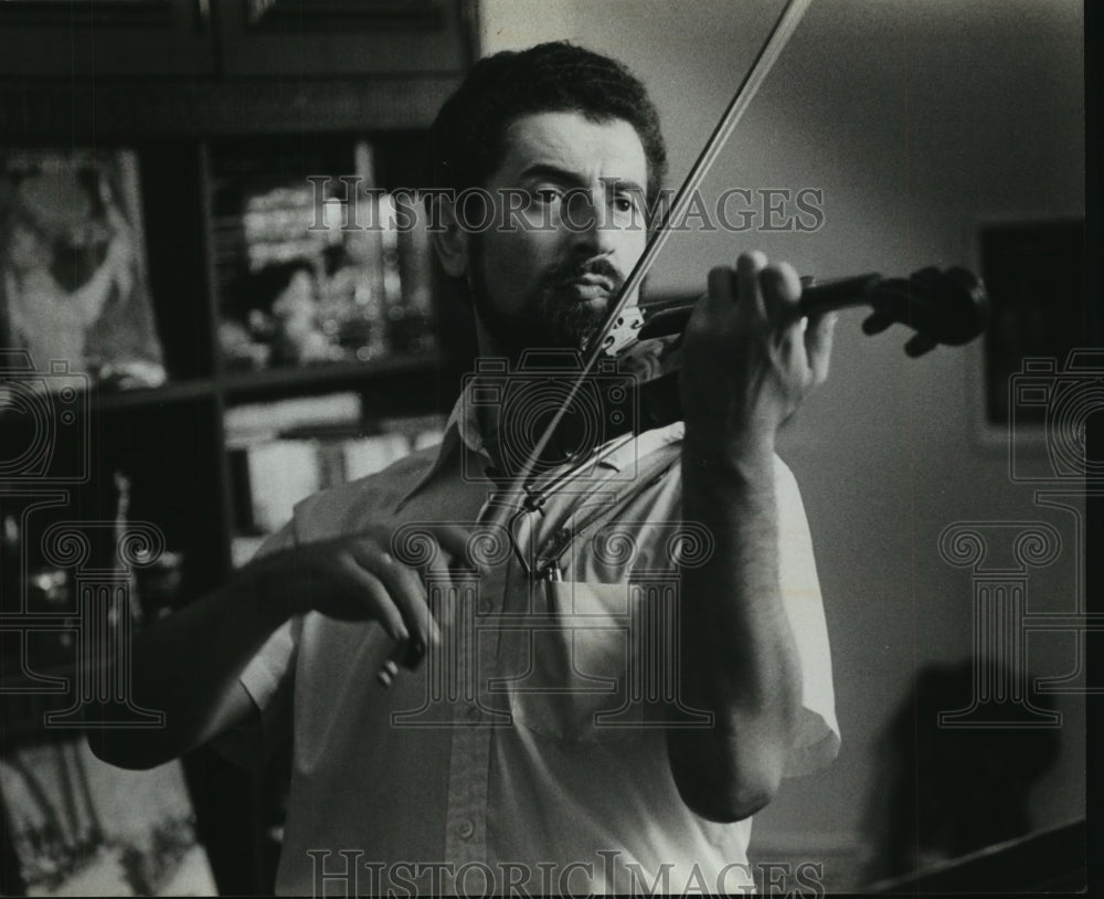 1981 Press Photo Vadim Mazo, violinist from Milwaukee, plays the violin - Historic Images