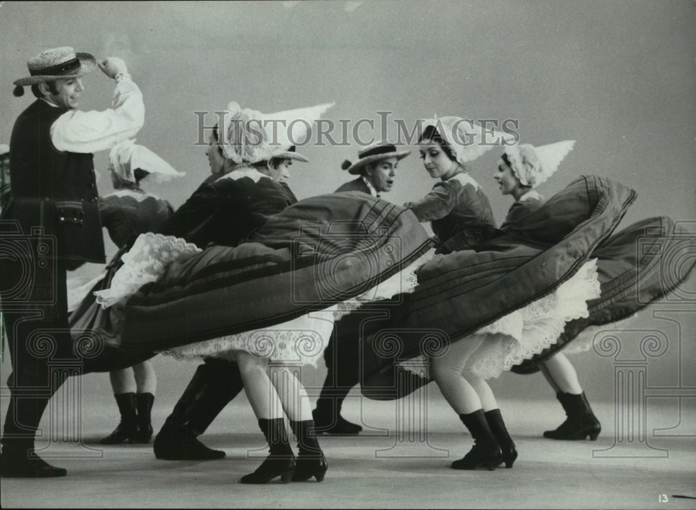1982, Mazowsze dancers dance with athletic excitement - mjp17346 - Historic Images