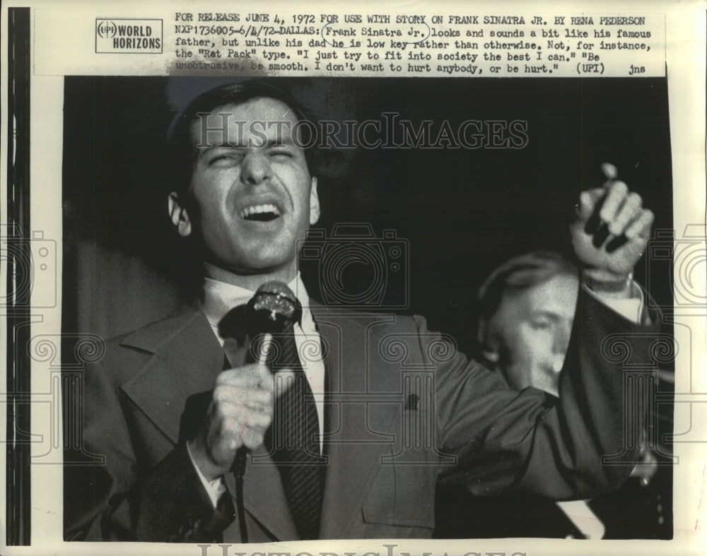 1972 Press Photo Frank Sinatra Jr. Sings Song On Stage In Dallas, Texas-Historic Images