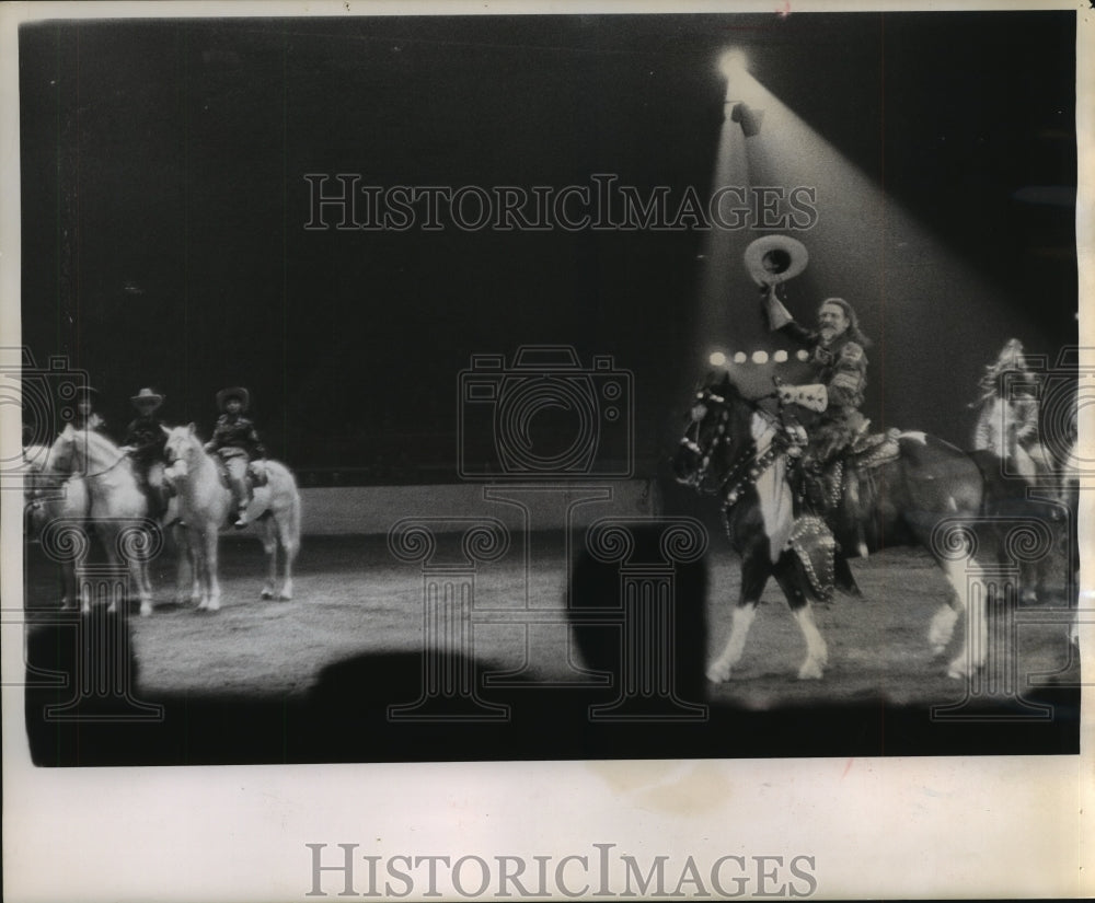 1956 Press Photo Captain Edward Gray rides into the ring to receive applause- Historic Images