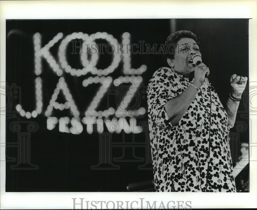 1982 Press Photo Carmen McRae sings, Kool Jazz Festival, Washington Park - Historic Images