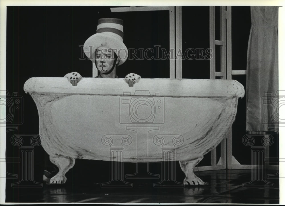 1982 Press Photo Robert McNeer, in tub, scene in The Cat in the Hat, Milwaukee-Historic Images