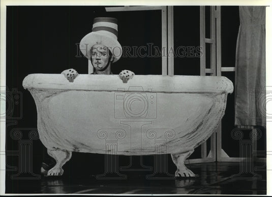1982 Press Photo Robert McNeer, in tub, scene in The Cat in the Hat, Milwaukee-Historic Images
