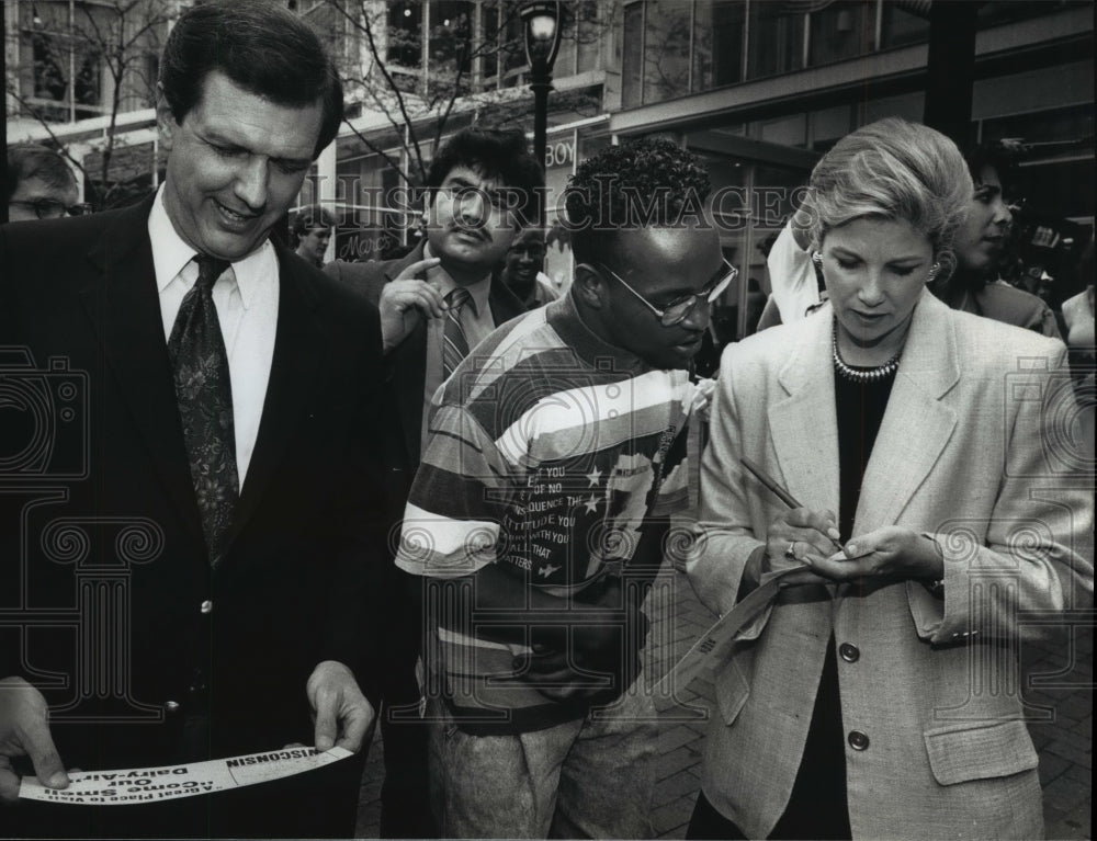 1991 Press Photo Charles Gibson, Joan Lunden, fans, Grand Avenue retail center - Historic Images