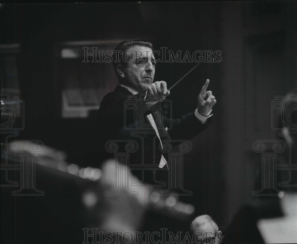 1963 Press Photo Mantovani directs his orchestra, Wisconsin-Historic Images