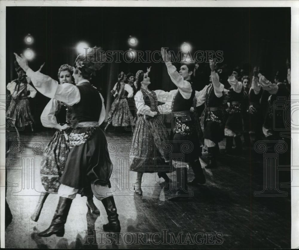 1971 Press Photo Mazowsze, a Polish dance company performed at PAC in Milwaukee-Historic Images