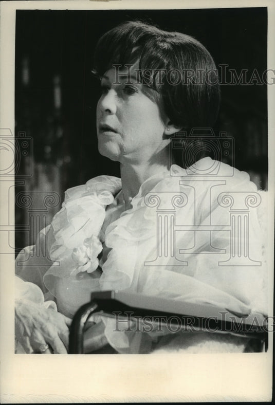 1966 Julie Harris acts in the television show "Rob Hope Presents" - Historic Images
