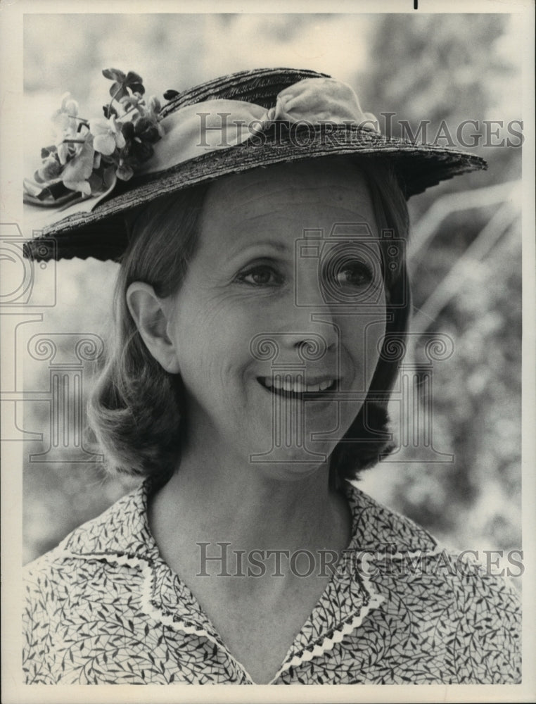 1975, Actress Julie Harris in "The Family Holvak" - mjp17717 - Historic Images