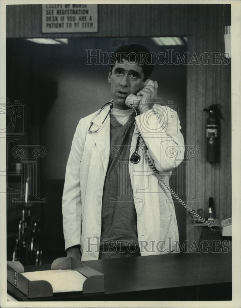 1984 Press Photo Elliott Gould in a scene on E/R. - mjp17789 - Historic Images