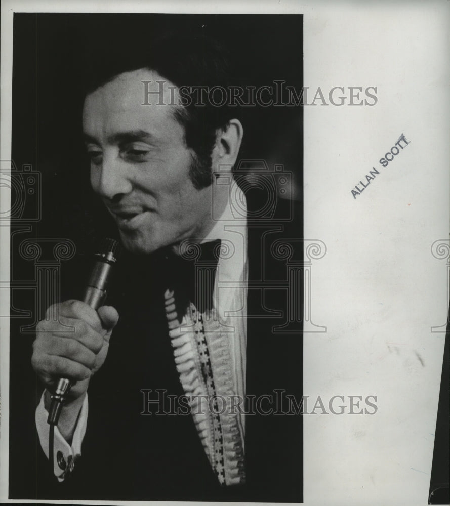 1974 Press Photo Al Martino performs at the Pfister Hotel in Milwaukee. - Historic Images