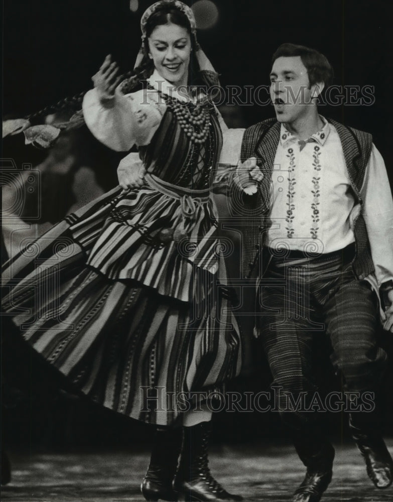 1982 Press Photo Polish Dance Company, Mazowsze, Performing in Wisconsin - Historic Images