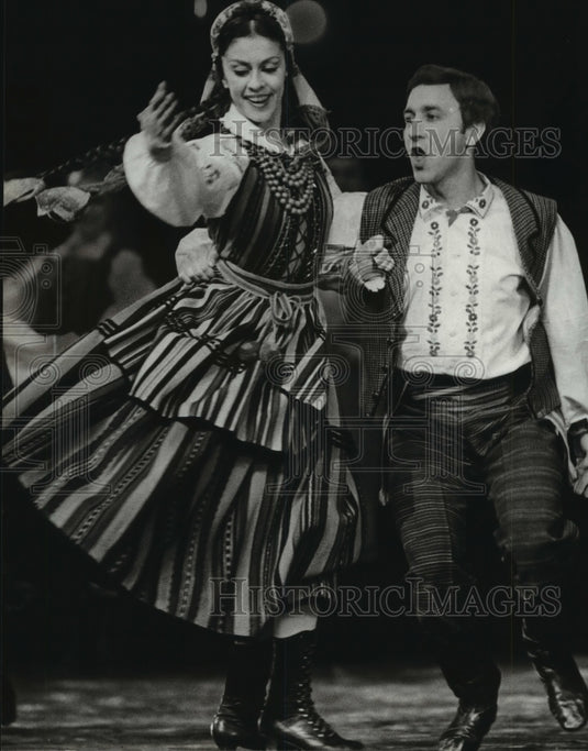 1982 Press Photo Polish Dance Company, Mazowsze, Performing in Wisconsin - Historic Images