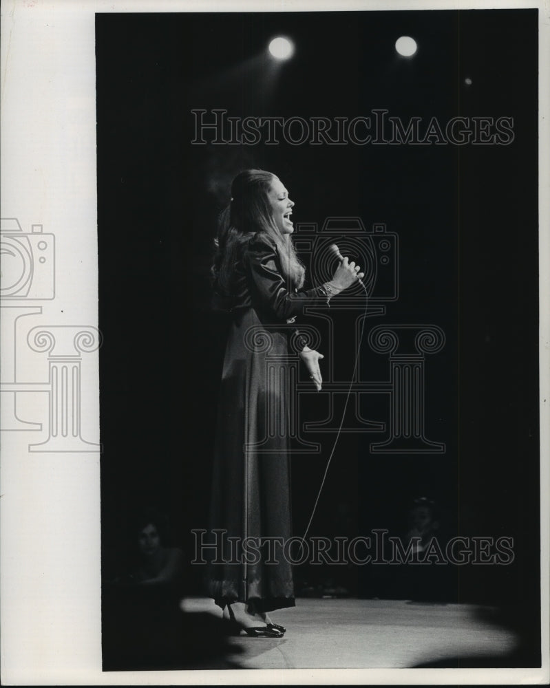 1972 Press Photo Miss America Terry Anne Meeuwsen on stage in Milwaukee. - Historic Images