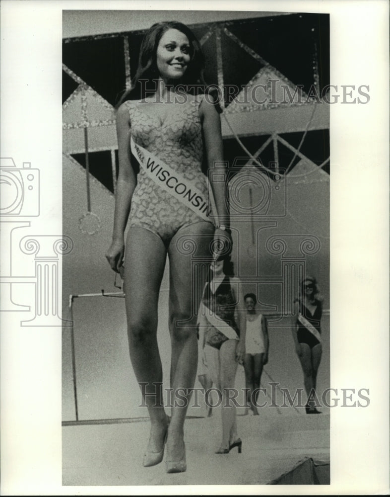 Press Photo Terry Meeuwsen, Miss Wisconsin, in Miss America competition. - Historic Images