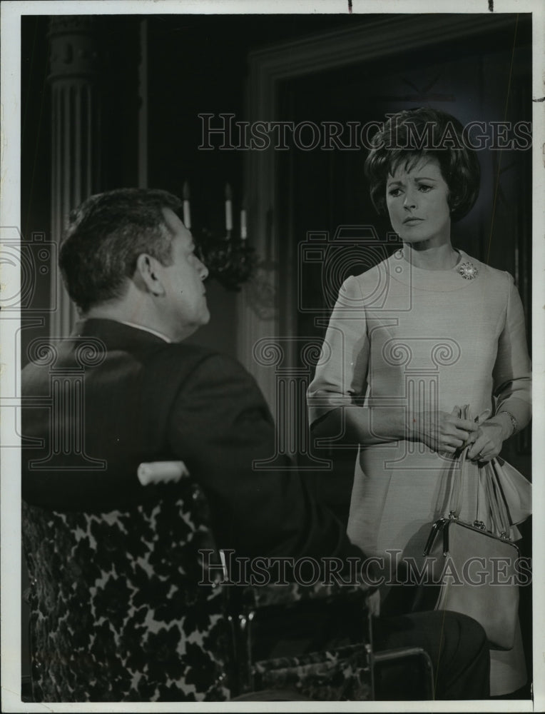 1968 Press Photo Coleen Gray and Raymond Burr on Perry Mason. - mjp17933-Historic Images