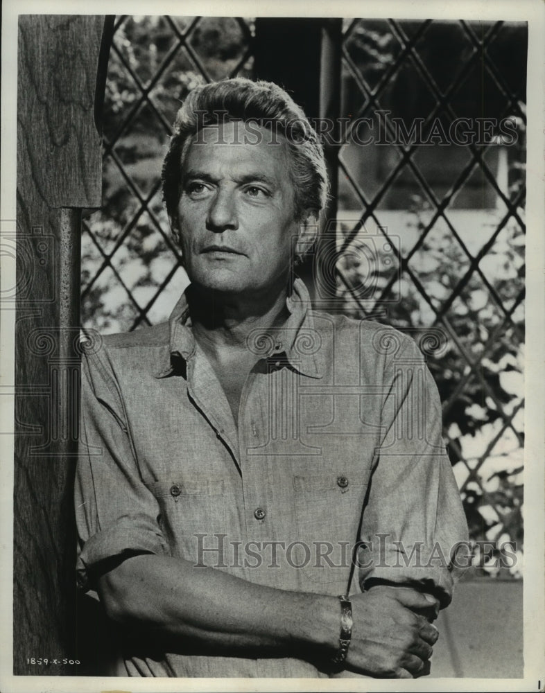 1968, Peter Finch in "The Legend of Lylah Clare" - Historic Images