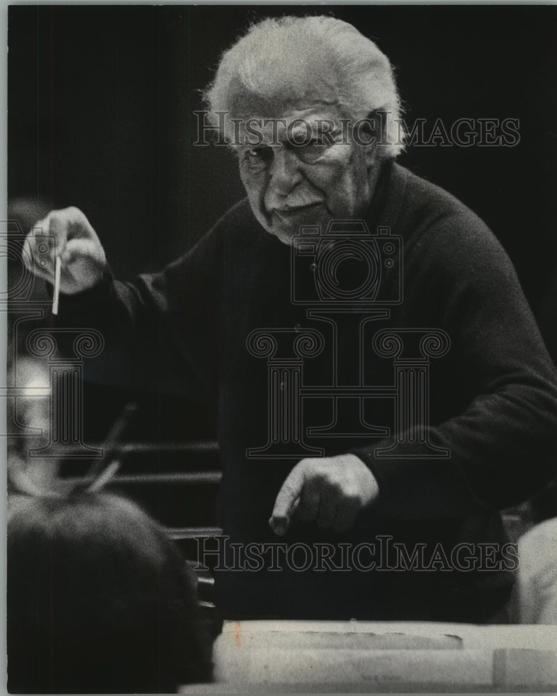 1977 Press Photo Arthur Fiedler rehearsing the Milwaukee Symphony Orchestra. - Historic Images