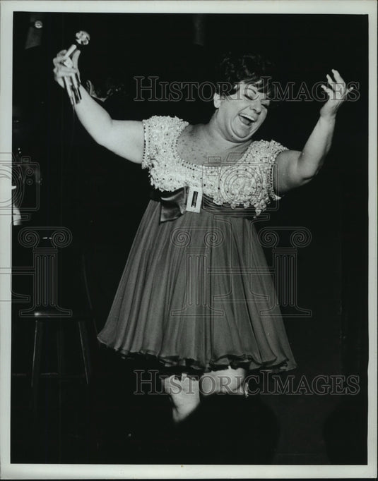 1968, Totie FIelds headlines at the Riviera Hotel's Starlite Theater - Historic Images