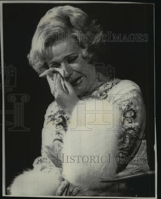 1977 Press Photo Totie Fields receives standing ovation at Sunrise Theater-Historic Images