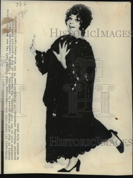 1976 Press Photo Comedienne Totie Fields loses leg to amputation after sickness-Historic Images