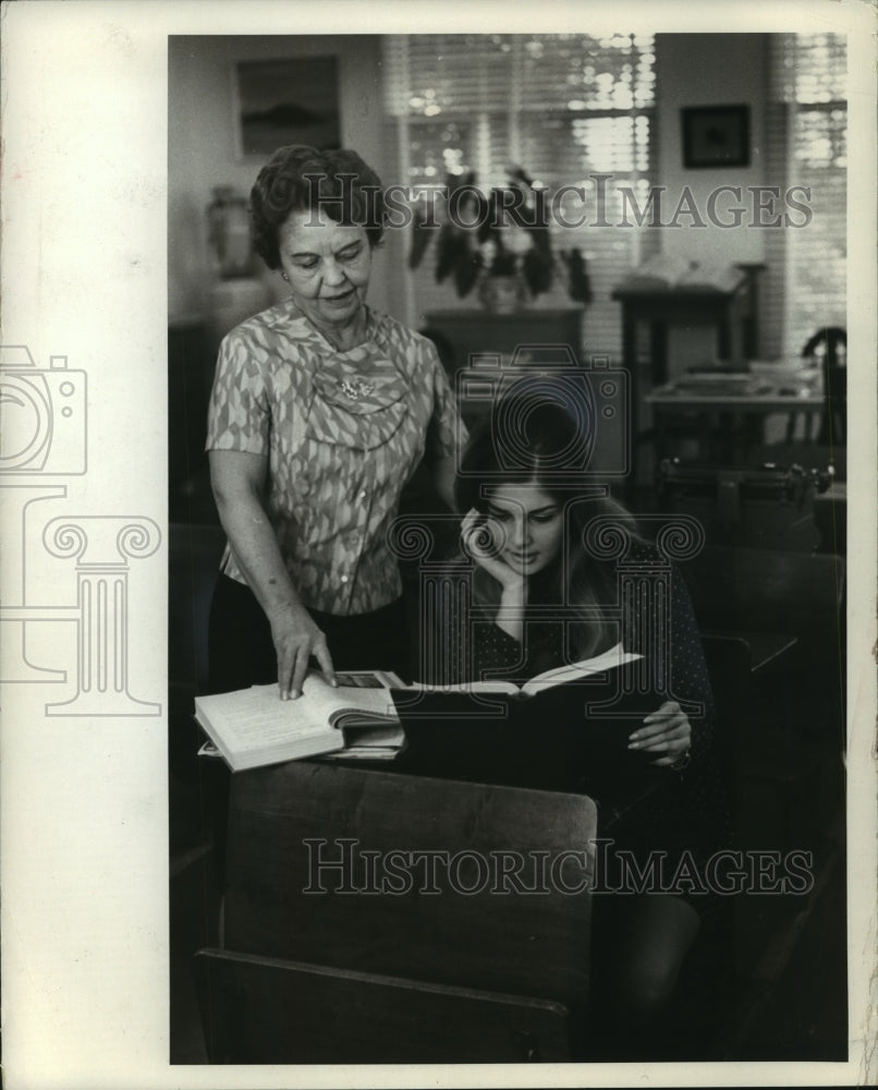 1988 Press Photo Model Cristina Ferrare works with her tutor to get diploma-Historic Images