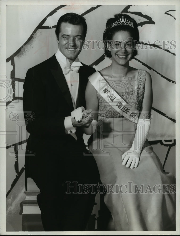 1967, Robert Goulet will host the National College Queen Pageant - Historic Images