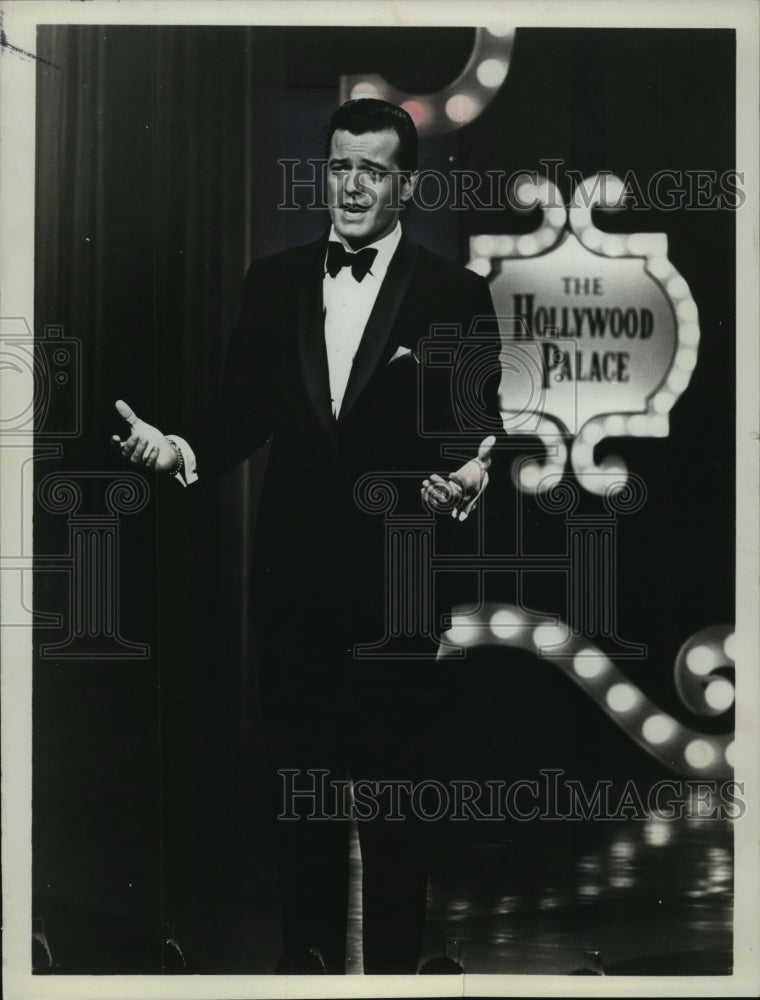 1966 Press Photo Actor Robert Goulet hosts &quot;Hollywood Palace&quot; - Historic Images