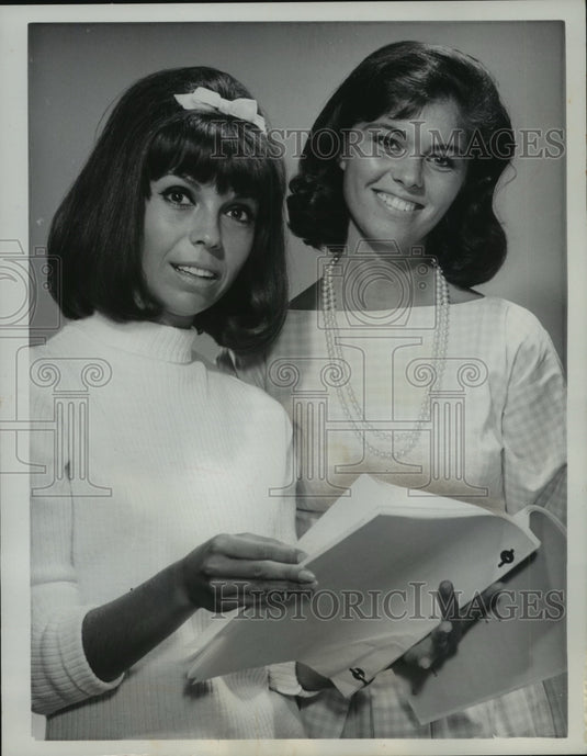 1963, daughters of Sinatra and Dean Martin read script - Historic Images